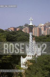 ( SPAGNA  ) CATALOGNA BARCELLONA : PARCO GUELL DI ANTONIO GAUDI   © 1990 Graziano Arici/Rosebud2 / GEO GIARDINO ARCHITETTURA MODERNA CARAMICA