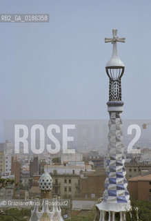 ( SPAGNA  ) CATALOGNA BARCELLONA : PARCO GUELL DI ANTONIO GAUDI   © 1990 Graziano Arici/Rosebud2 / GEO GIARDINO ARCHITETTURA MODERNA CARAMICA