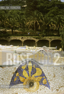 ( SPAGNA  ) CATALOGNA BARCELLONA : PARCO GUELL DI ANTONIO GAUDI   © 1990 Graziano Arici/Rosebud2 / GEO GIARDINO ARCHITETTURA MODERNA CERAMICA