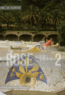 ( SPAGNA  ) CATALOGNA BARCELLONA : PARCO GUELL DI ANTONIO GAUDI   © 1990 Graziano Arici/Rosebud2 / GEO GIARDINO ARCHITETTURA MODERNA CERAMICA