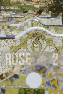 ( SPAGNA  ) CATALOGNA BARCELLONA : PARCO GUELL DI ANTONIO GAUDI   © 1990 Graziano Arici/Rosebud2 / GEO GIARDINO ARCHITETTURA MODERNA CERAMICA