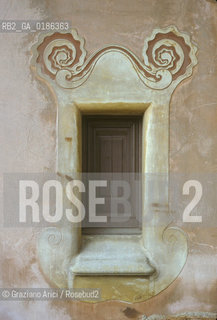 ( SPAGNA  ) CATALOGNA BARCELLONA : PARCO GUELL DI ANTONIO GAUDI   © 1990 Graziano Arici/Rosebud2 / GEO GIARDINO ARCHITETTURA MODERNA CARAMICA FINESTRA