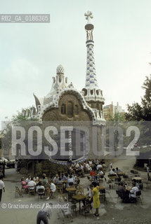 ( SPAGNA  ) CATALOGNA BARCELLONA : PARCO GUELL DI ANTONIO GAUDI   © 1990 Graziano Arici/Rosebud2 / GEO GIARDINO ARCHITETTURA MODERNA CERAMICA