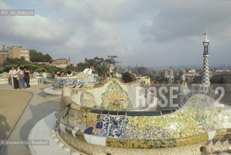 ( SPAGNA  ) CATALOGNA BARCELLONA : PARCO GUELL DI ANTONIO GAUDI   © 1990 Graziano Arici/Rosebud2 / GEO GIARDINO ARCHITETTURA MODERNA CERAMICA