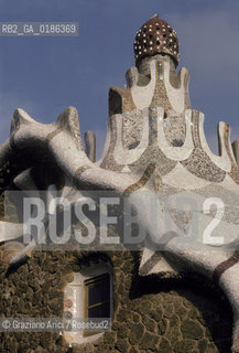 ( SPAGNA  ) CATALOGNA BARCELLONA : PARCO GUELL DI ANTONIO GAUDI   © 1990 Graziano Arici/Rosebud2 / GEO GIARDINO ARCHITETTURA MODERNA CERAMICA