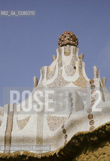 ( SPAGNA  ) CATALOGNA BARCELLONA : PARCO GUELL DI ANTONIO GAUDI   © 1990 Graziano Arici/Rosebud2 / GEO GIARDINO ARCHITETTURA MODERNA CERAMICA