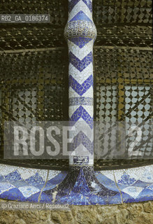( SPAGNA  ) CATALOGNA BARCELLONA : PARCO GUELL DI ANTONIO GAUDI   © 1990 Graziano Arici/Rosebud2 / GEO GIARDINO ARCHITETTURA MODERNA CERAMICA