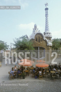 ( SPAGNA  ) CATALOGNA BARCELLONA : PARCO GUELL DI ANTONIO GAUDI   © 1990 Graziano Arici/Rosebud2 / GEO GIARDINO ARCHITETTURA MODERNA CERAMICA