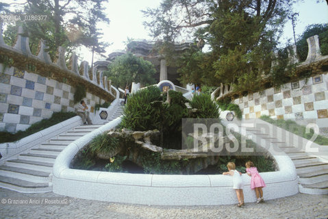 ( SPAGNA  ) CATALOGNA BARCELLONA : PARCO GUELL DI ANTONIO GAUDI   © 1990 Graziano Arici/Rosebud2 / GEO GIARDINO ARCHITETTURA MODERNA CERAMICA