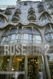 ( SPAGNA  ) CATALOGNA BARCELLONA : CASA BATTLO DI ANTONIO GAUDI   © 1990 Graziano Arici/Rosebud2 / GEO ARCHITETTURA MODERNA CERAMICA