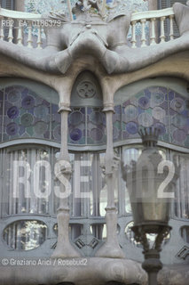 ( SPAGNA  ) CATALOGNA BARCELLONA : CASA BATTLO DI ANTONIO GAUDI   © 1990 Graziano Arici/Rosebud2 / GEO ARCHITETTURA MODERNA CERAMICA