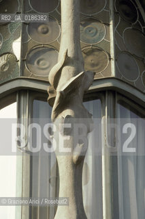 ( SPAGNA  ) CATALOGNA BARCELLONA : CASA BATTLO DI ANTONIO GAUDI   © 1990 Graziano Arici/Rosebud2 / GEO ARCHITETTURA MODERNA CERAMICA