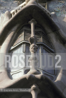 ( SPAGNA  ) CATALOGNA BARCELLONA : CASA BATTLO DI ANTONIO GAUDI   © 1990 Graziano Arici/Rosebud2 / GEO ARCHITETTURA MODERNA CERAMICA FINESTRA