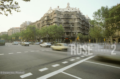 ( SPAGNA  ) CATALOGNA BARCELLONA : IL PASEO DE GRACIA E LA CASA PEDRERA DI ANTONIO GAUDI   © 1990 Graziano Arici/Rosebud2 / GEO ARCHITETTURA MODERNA