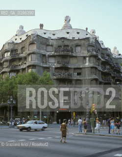 ( SPAGNA  ) CATALOGNA BARCELLONA : IL PASEO DE GRACIA E LA CASA PEDRERA DI ANTONIO GAUDI   © 1990 Graziano Arici/Rosebud2 / GEO ARCHITETTURA MODERNA