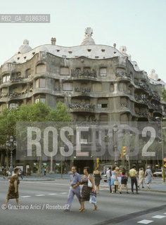 ( SPAGNA  ) CATALOGNA BARCELLONA : IL PASEO DE GRACIA E LA CASA PEDRERA DI ANTONIO GAUDI   © 1990 Graziano Arici/Rosebud2 / GEO ARCHITETTURA MODERNA