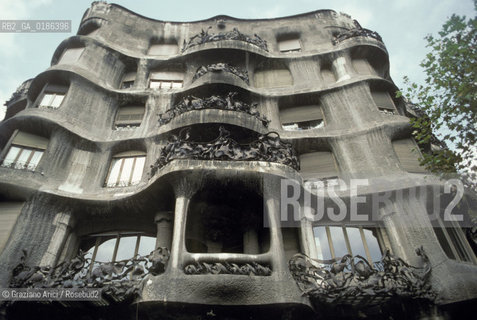 ( SPAGNA  ) CATALOGNA BARCELLONA :  LA CASA PEDRERA DI ANTONIO GAUDI   © 1990 Graziano Arici/Rosebud2 / GEO ARCHITETTURA MODERNA