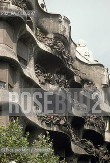 ( SPAGNA  ) CATALOGNA BARCELLONA :  LA CASA PEDRERA DI ANTONIO GAUDI   © 1990 Graziano Arici/Rosebud2 / GEO ARCHITETTURA MODERNA