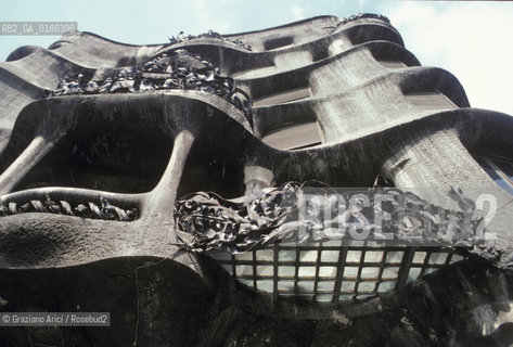( SPAGNA  ) CATALOGNA BARCELLONA :  LA CASA PEDRERA DI ANTONIO GAUDI   © 1990 Graziano Arici/Rosebud2 / GEO ARCHITETTURA MODERNA