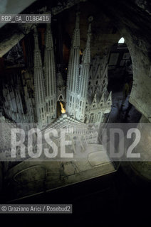 ( SPAGNA  ) CATALOGNA BARCELLONA : LA CATTEDRALE DE LA SAGRADA FAMILIA DI ANTONIO GAUDI   © 1990 Graziano Arici/Rosebud2 / GEO ARCHITETTURA MODERNA MODELLINO