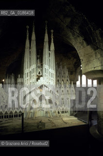 ( SPAGNA  ) CATALOGNA BARCELLONA : LA CATTEDRALE DE LA SAGRADA FAMILIA DI ANTONIO GAUDI   © 1990 Graziano Arici/Rosebud2 / GEO ARCHITETTURA MODERNA MODELLINO