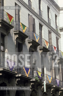 ( SPAGNA  ) CATALOGNA BARCELLONA : CASE IN PLAZA REAL   © 1990 Graziano Arici/Rosebud2 / GEO