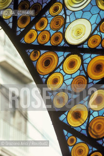( SPAGNA  ) CATALOGNA BARCELLONA : VETRATA DEL MERCATO COPERTO   © 1990 Graziano Arici/Rosebud2 / GEO