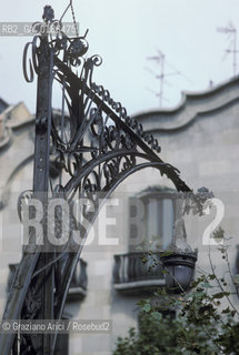 ( SPAGNA  ) CATALOGNA BARCELLONA : UN LAMPIONE  © 1990 Graziano Arici/Rosebud2 / GEO