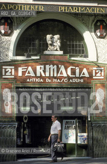 ( SPAGNA  ) CATALOGNA BARCELLONA : FARMACIA  © 1990 Graziano Arici/Rosebud2 / GEO
