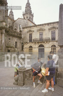 ( SPAGNA  ) GALIZIA SANTIAGO DE COMPOSTELA : PELLEGRINI DAVANTI ALLA CATTEDRALE    © 2000 Graziano Arici/Rosebud2 / GEO