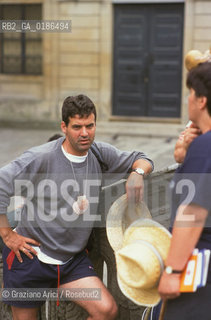 ( SPAGNA  ) GALIZIA SANTIAGO DE COMPOSTELA : PELLEGRINI DAVANTI ALLA CATTEDRALE    © 2000 Graziano Arici/Rosebud2 / GEO CONCHIGLIA