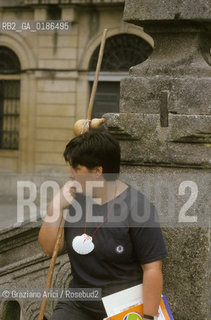 ( SPAGNA  ) GALIZIA SANTIAGO DE COMPOSTELA : PELLEGRINI DAVANTI ALLA CATTEDRALE    © 2000 Graziano Arici/Rosebud2 / GEO CONCHIGLIA