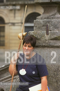 ( SPAGNA  ) GALIZIA SANTIAGO DE COMPOSTELA : PELLEGRINI DAVANTI ALLA CATTEDRALE    © 2000 Graziano Arici/Rosebud2 / GEO CONCHIGLIA