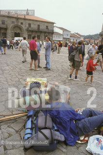 ( SPAGNA  ) GALIZIA SANTIAGO DE COMPOSTELA : PELLEGRINI DAVANTI ALLA CATTEDRALE    © 2000 Graziano Arici/Rosebud2 / GEO CONCHIGLIA
