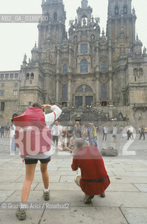 ( SPAGNA  ) GALIZIA SANTIAGO DE COMPOSTELA : PELLEGRINI DAVANTI ALLA CATTEDRALE    © 2000 Graziano Arici/Rosebud2 / GEO FOTOGRAFO