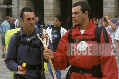 ( SPAGNA  ) GALIZIA SANTIAGO DE COMPOSTELA : PELLEGRINI DAVANTI ALLA CATTEDRALE    © 2000 Graziano Arici/Rosebud2 / GEO CONCHIGLIA