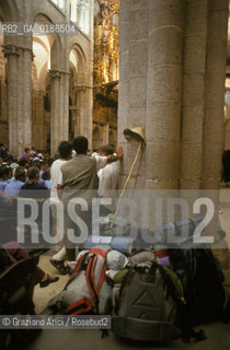 ( SPAGNA  ) GALIZIA SANTIAGO DE COMPOSTELA : PELLEGRINI DENTRO LA CATTEDRALE    © 2000 Graziano Arici/Rosebud2 / GEO CONCHIGLIA