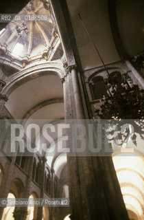 ( SPAGNA  ) GALIZIA SANTIAGO DE COMPOSTELA : LA CATTEDRALE INTERNO   © 2000 Graziano Arici/Rosebud2 / GEO ARCHITETTURA ROMANICA