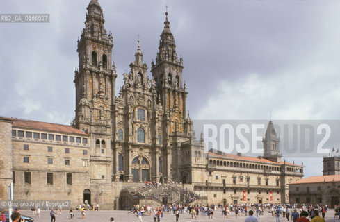 ( SPAGNA  ) GALIZIA SANTIAGO DE COMPOSTELA : LA CATTEDRALE E PLAZA DE ESPAGNA   © 2000 Graziano Arici/Rosebud2 / GEO ARCHITETTURA ROMANICA PELLEGRINAGGIO