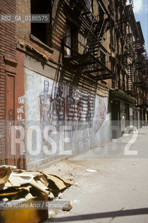 ( STATI UNITI DAMERICA - USA  ) NEW YORK CITY : UNA STRADA DI SOHO  - © 1986 Graziano Arici/Rosebud2 / GEO / GRAFFITI