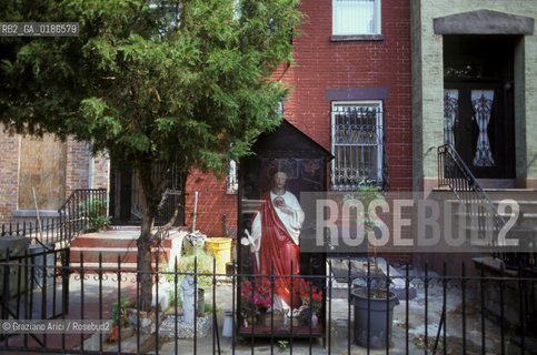 ( STATI UNITI DAMERICA - USA  ) NEW YORK CITY : UNA STRADA DI BROOKLYN  - © 1986 Graziano Arici/Rosebud2 / GEO / RELIGIONE