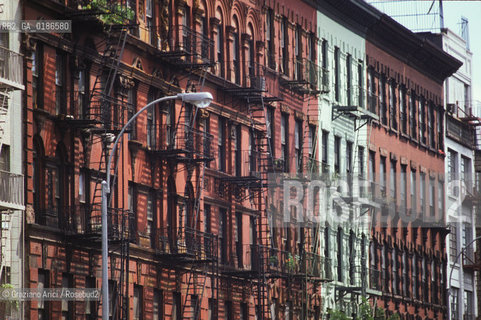 ( STATI UNITI DAMERICA - USA  ) NEW YORK CITY : UNA STRADA DI BROOKLYN  - © 1986 Graziano Arici/Rosebud2 / GEO / CASA / SCALA