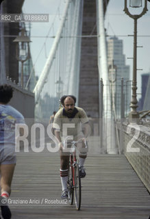( STATI UNITI DAMERICA - USA  ) NEW YORK CITY : IL PONTE DI BROOKLYN  - © 1986 Graziano Arici/Rosebud2 / GEO / BICICLETTA