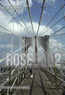 ( STATI UNITI DAMERICA - USA  ) NEW YORK CITY : IL PONTE DI BROOKLYN  - © 1986 Graziano Arici/Rosebud2 / GEO / BICICLETTA