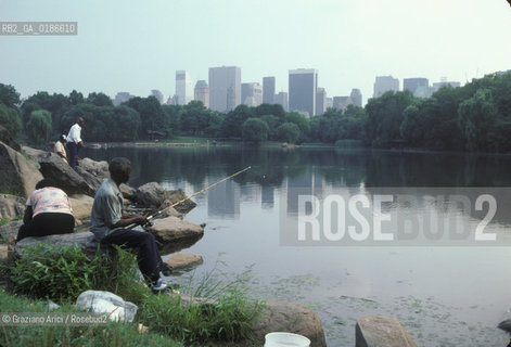 ( STATI UNITI DAMERICA - USA  ) NEW YORK CITY :CENTRAL PARK  - © 1986 Graziano Arici/Rosebud2 / GEO / PARCO / GIARDINO / PESCA