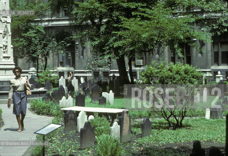 ( STATI UNITI DAMERICA - USA  ) NEW YORK CITY : IL CIMITERO DELLA CATTEDRALE DI ST.PATRICK - © 1986 Graziano Arici/Rosebud2 / GEO / QUARTIERE DEGLI AFFARI