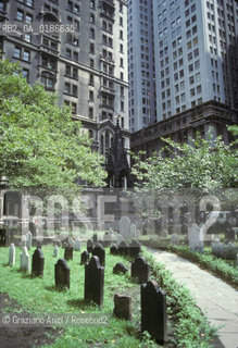 ( STATI UNITI DAMERICA - USA  ) NEW YORK CITY : IL CIMITERO DELLA CATTEDRALE DI ST.PATRICK - © 1986 Graziano Arici/Rosebud2 / GEO / QUARTIERE DEGLI AFFARI