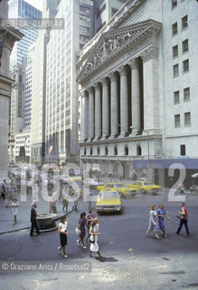 ( STATI UNITI DAMERICA - USA  ) NEW YORK CITY : WALL STREET - BORSA - STOCK EXCHANGE - © 1986 Graziano Arici/Rosebud2 / GEO / QUARTIERE DEGLI AFFARI .