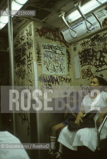 ( STATI UNITI DAMERICA - USA  ) NEW YORK CITY :  GRAFFITI NELLA SUBWAY  - © 1986 Graziano Arici/Rosebud2 / GEO / METROPOLITANA