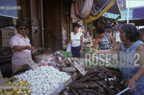 ( STATI UNITI DAMERICA - USA  ) NEW YORK CITY : MERCATO AD HARLEM   - © 1986 Graziano Arici/Rosebud2 / GEO